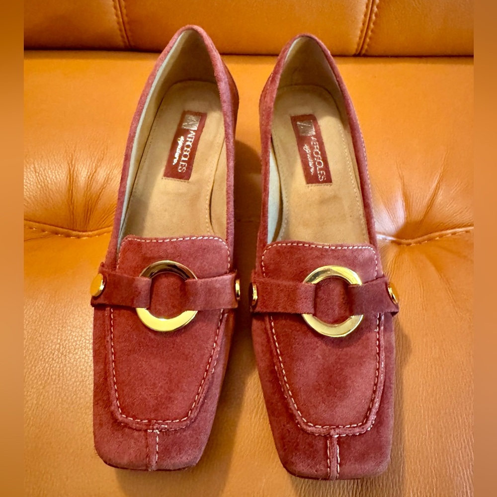 AEROSOLES Signature Red Suede Pumps 1.4” Block Heel 8M Brand New